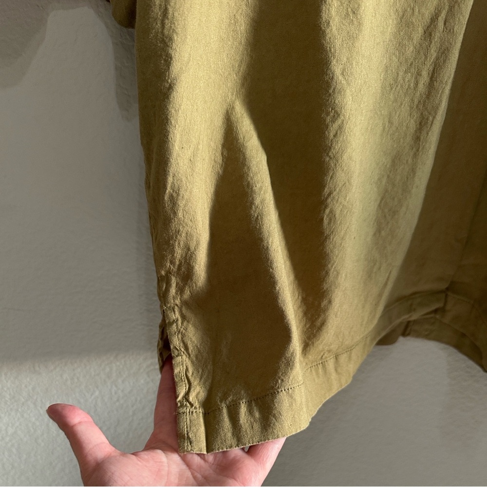 T Tahari Khaki Boxy Split Neck Top EUC - Picture 5 of 8